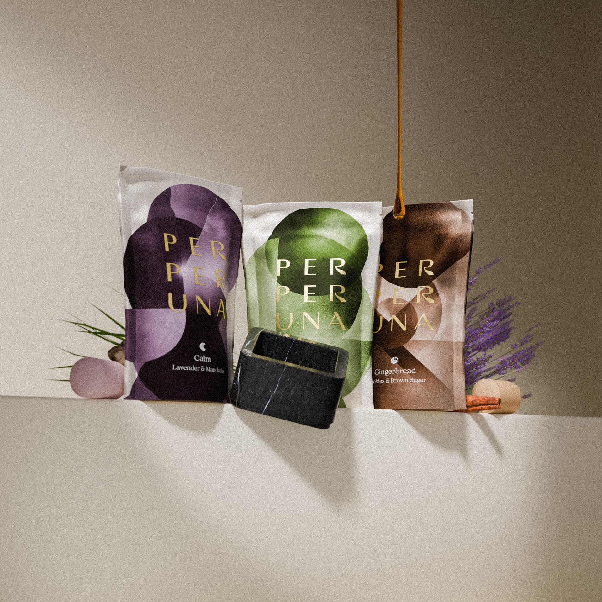 Edizione limitata: coppetta nera + palline da doccia Refresh, Calm e Gingerbread