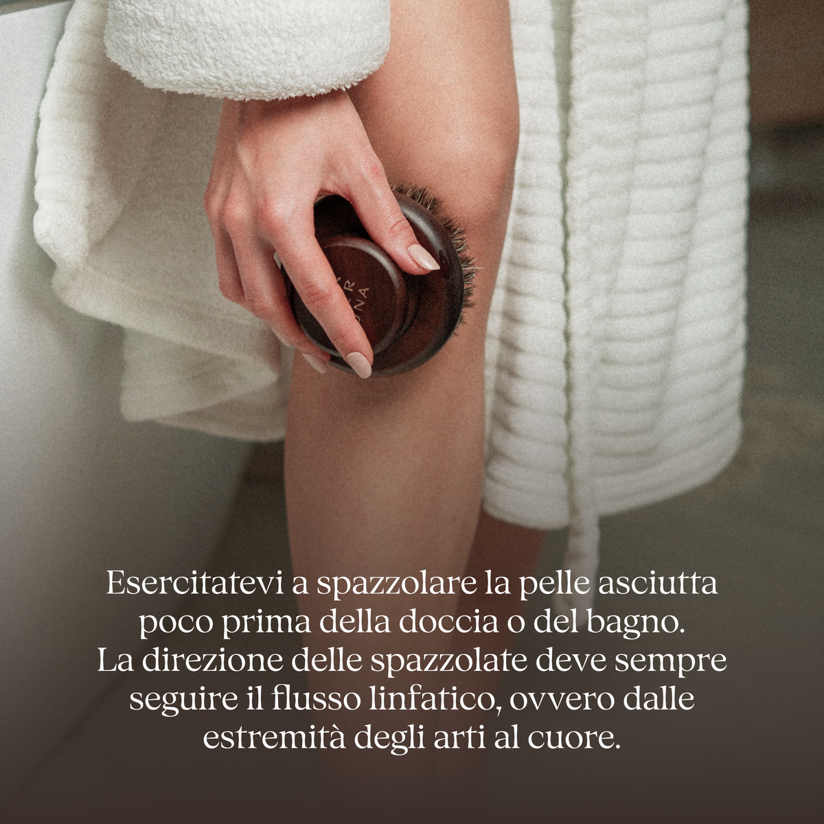 Spazzolatura a secco della gamba con la spazzola PERPERUNA, poco prima della doccia